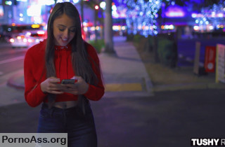 Тёлочка весь день гуляла с анальной пробкой чтобы ночью порадовать своего мужика сексом (Gia Derza)